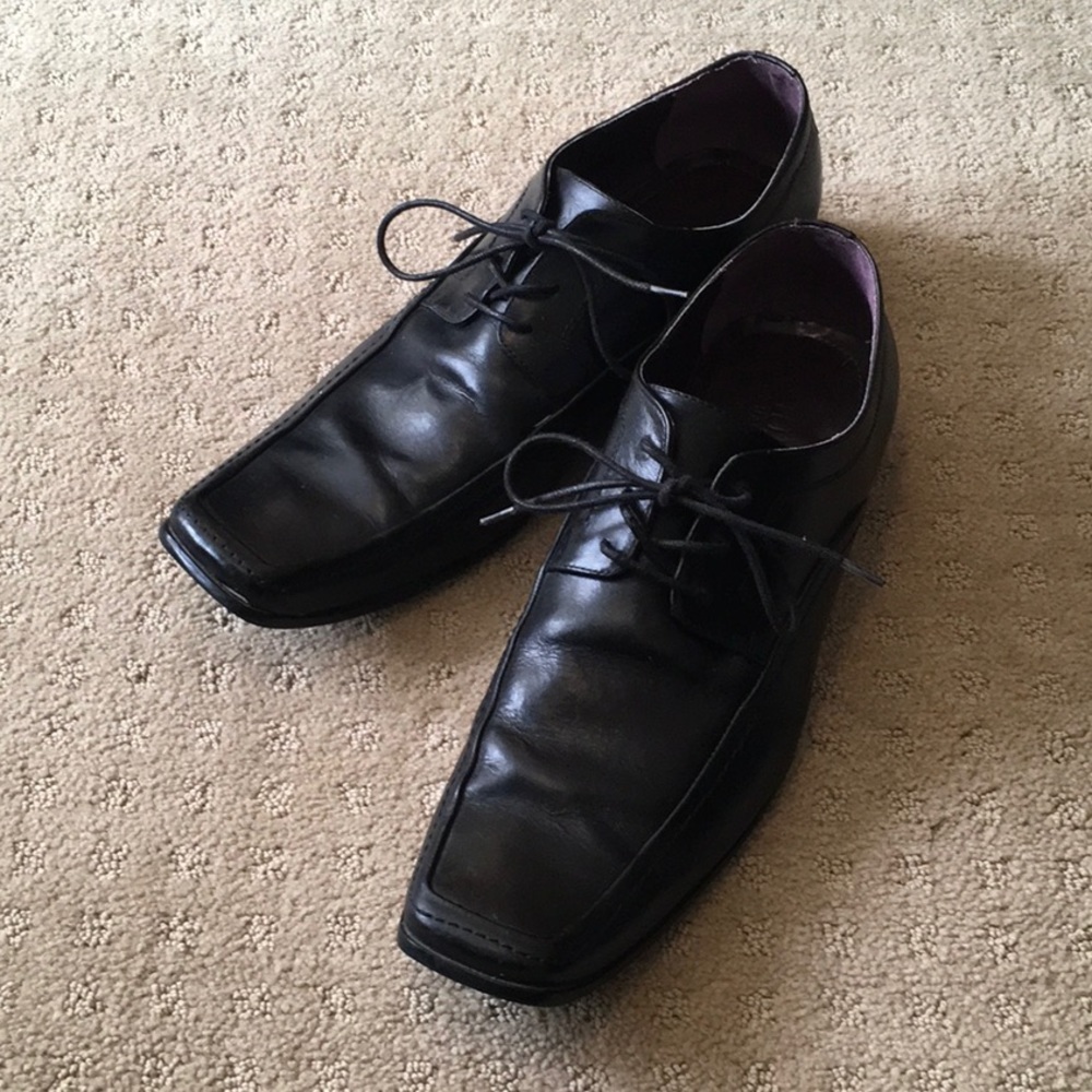 Men’s black Guess oxfords